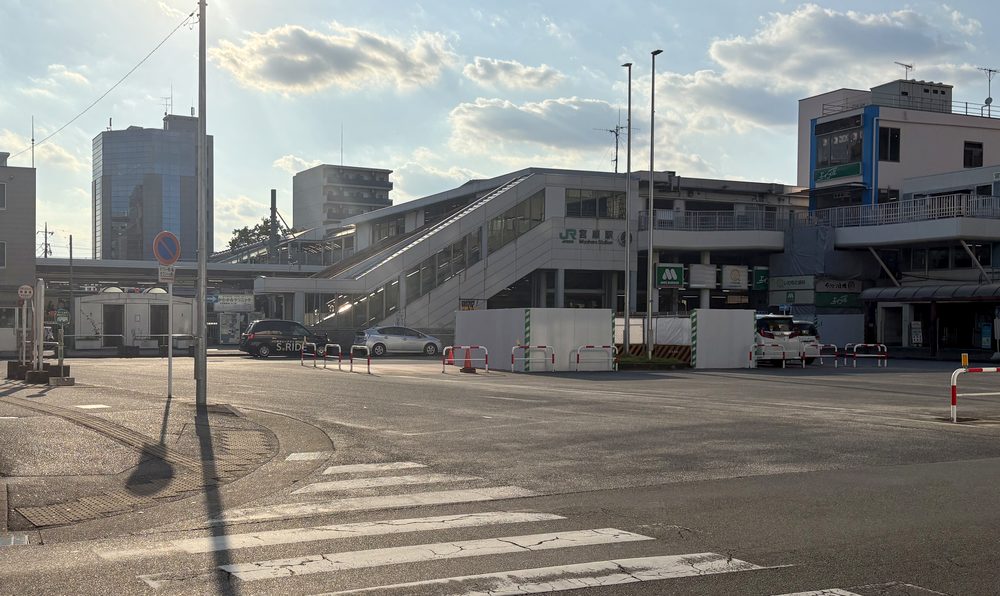 JR高崎線 宮原駅の駅舎と駅前ロータリー